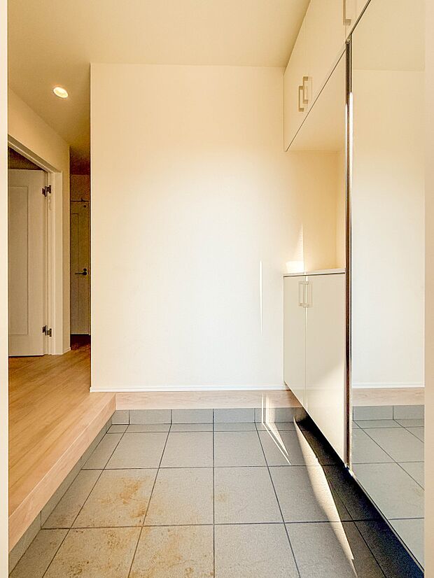 A号棟【玄関】玄関はおうちの顔と言われます。玄関アプローチは、外観デザインの印象を左右します。ご家族の個性を出しながら、素敵な玄関でお客様をお迎えしてください。