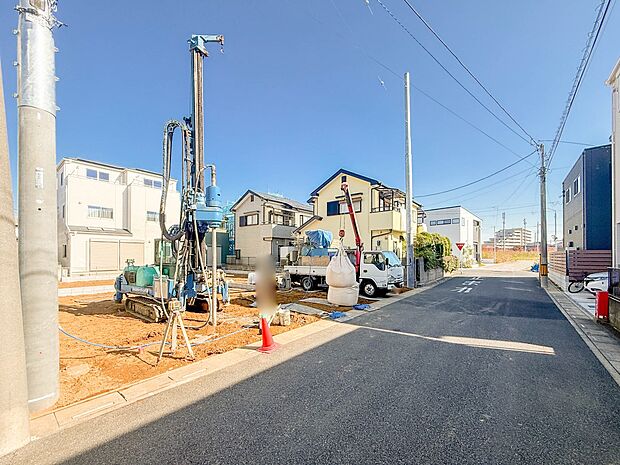 A号棟【前面道路6m】家の前をまっすぐの通りが走っている。クルマは少なく、人々は毎朝、ウォーキング、ジョギング、犬の散歩など、フリーな朝時間を過ごしている。