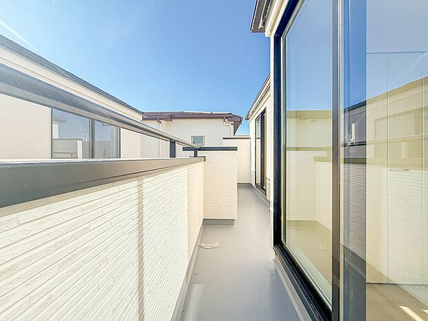 A号棟【バルコニー】 バルコニーから差し込む陽光・通風は、住環境・快適性と共に有り続ける貴重な「財産」です。