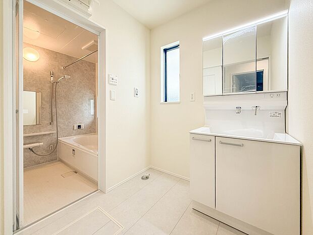 A号棟【脱衣所】洗面所は小さなプライベートスペース。歯磨き、洗顔と毎日施す個人空間。