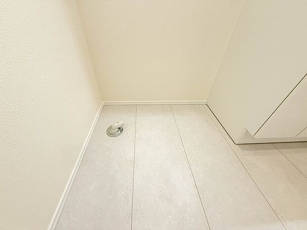 A号棟【ランドリースペース】毎日使う洗濯機。しっかりと奥行きのある置き場が確保されています。