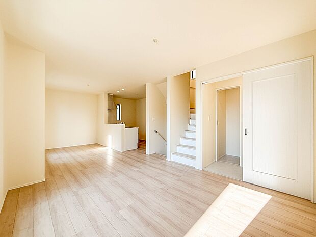 A号棟【LDK16.5帖】インテリアショップで見掛けた「あの家具」も置ける、ゆったりとした空間。時に広さが上質な寛ぎの時間になる事も。