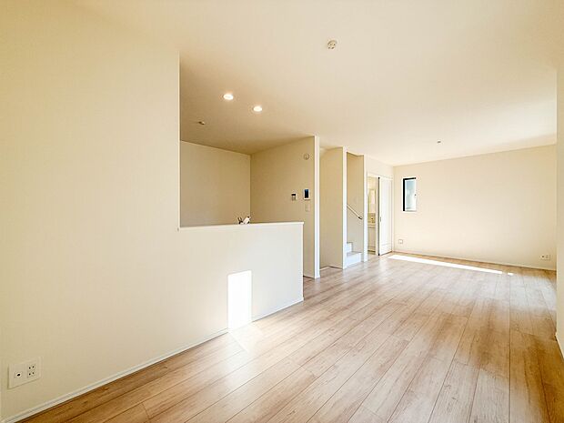 A号棟【LDK16.5帖】会話でホッとコミュニケーションできるリビング。料理でホッとハピネスになるキッチンなど。人をホッとさせる最新設備・仕様を採用しています。