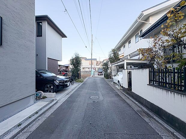 【前面道路】陽当りや通風性など各所に施された工夫で住みやすさを実現。