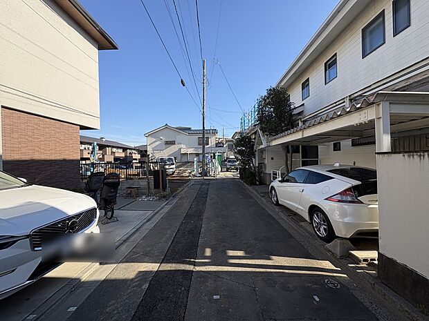 【前面道路】陽当りや通風性など各所に施された工夫で住みやすさを実現。