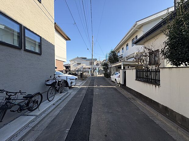 【前面道路】静かな通りに面した本物件は、落ち着いて暮らすことができます。