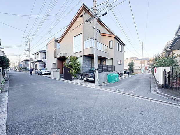 【前面道路】閑静な住宅街で比較的車の通りも少ないのでお子様も安心です。