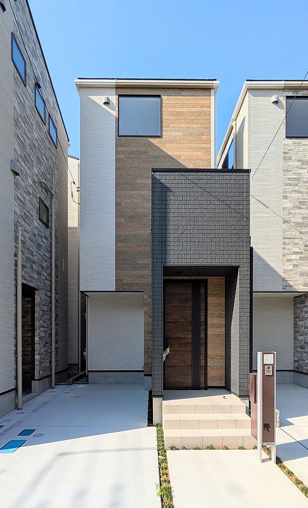 【玄関】家の顔となる玄関は、高いデザイン性が求められます。高級感と断熱性、防犯性に優れた玄関ドアを標準装備。ピッキング対策のセキュリティサムターン等、防犯に考慮しました。