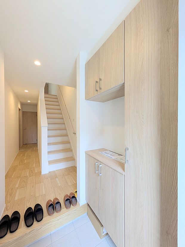 玄関はその家と住まう人を印象づけます。それだけデザイン、機能性の存在感が大切になるわけですね。優れた防犯性、断熱性も求められます。家は玄関から始まります。