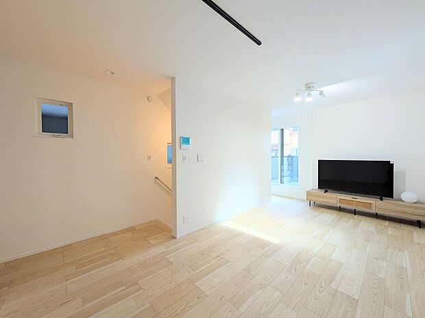 【リビング】光が溢れ、風も溢れ、居心地のよい住空間、自然体で過ごせる住空間にリビングを。それは住むというシンプルなカタチをどこまでも追求してきた結果です。新築の厳かな居住性を身体全体で感じて…