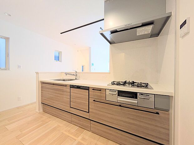 【Kitchen-キッチン】リビングにいるお子様と会話をしながら家事ができるカウンターキッチン。いま手があいているか、忙しそうなのか相手の様子を伺いながらコミュニケーションをとる訓練にもなり…