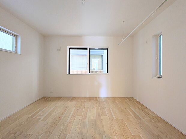 お部屋が明るいだけで、ちょっと幸せになれる。陽ざしの心理効果のおかげです。お部屋に陽をたっぷりとりこみましょう。明るいお部屋にいると、顔もなぜか明るくなる。