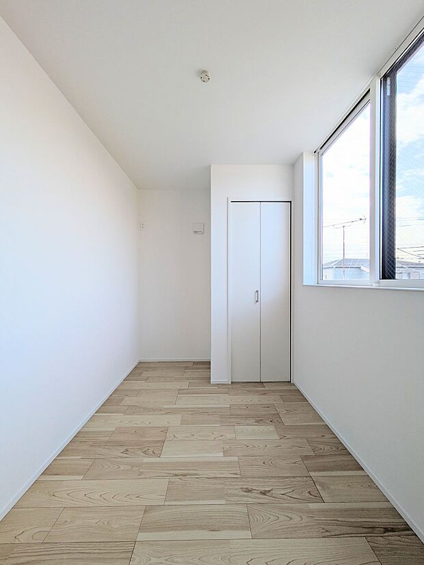 お部屋が明るいだけで、ちょっと幸せになれる。陽ざしの心理効果のおかげです。お部屋に陽をたっぷりとりこみましょう。明るいお部屋にいると、顔もなぜか明るくなる。