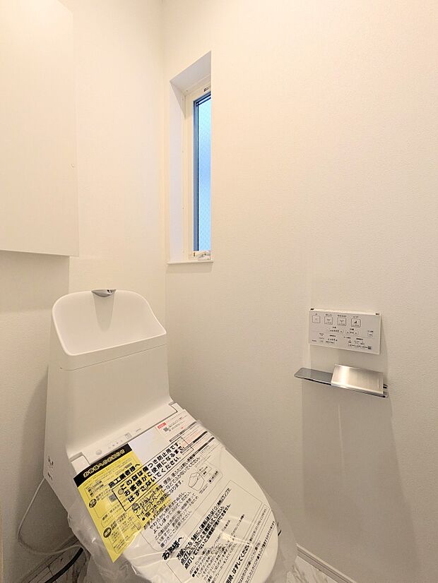 トイレ・ウォシュレット付。快適で衛生的な洗浄機能付温水シャワートイレです。収納や手すりもついてます。