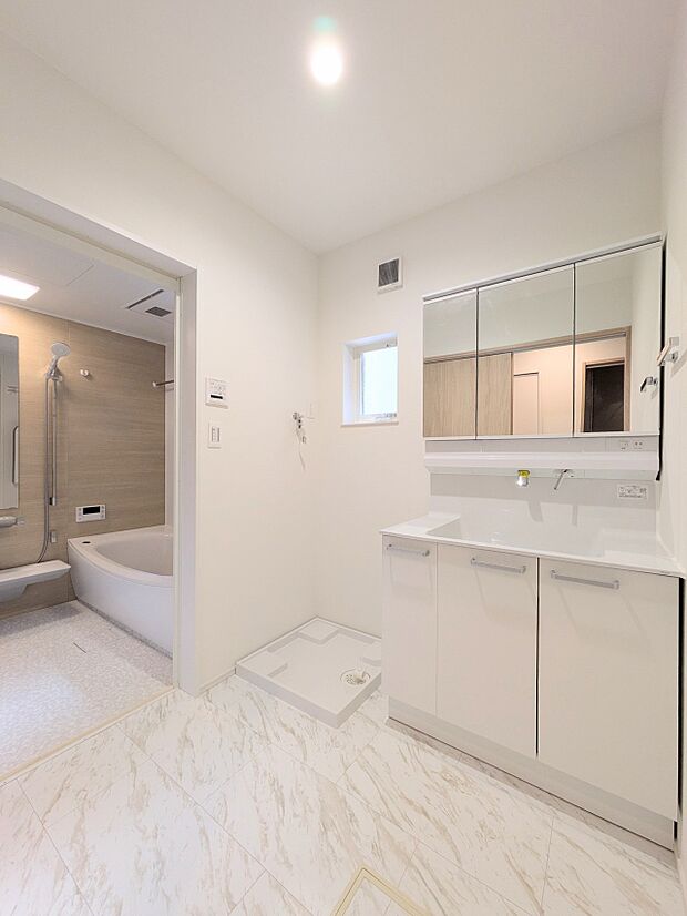 【洗面台】 十分な大きさの洗面台は、身だしなみチェックや歯磨きなど、朝の慌ただしい時間でもホテルライクなスペースで余裕とゆとりを感じて頂けます。