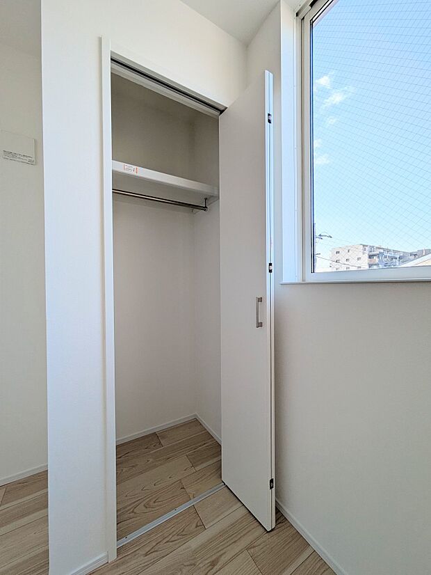 各所に配置された収納スペースは、洋服や小物はもちろんのこと、掃除機や日用予備品・お子様のおもちゃなど様々な物を収納して頂ける便利なスペースです。