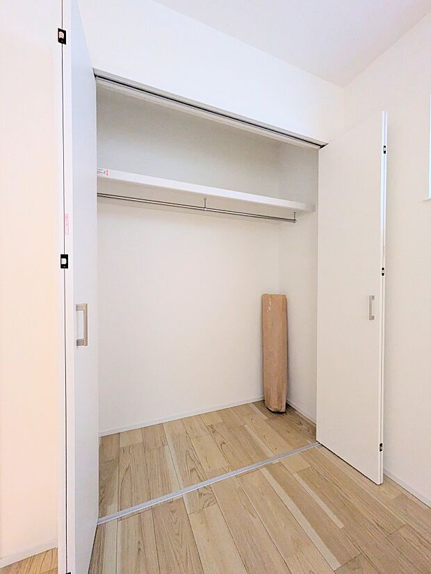 各所に配置された収納スペースは、洋服や小物はもちろんのこと、掃除機や日用予備品・お子様のおもちゃなど様々な物を収納して頂ける便利なスペースです。