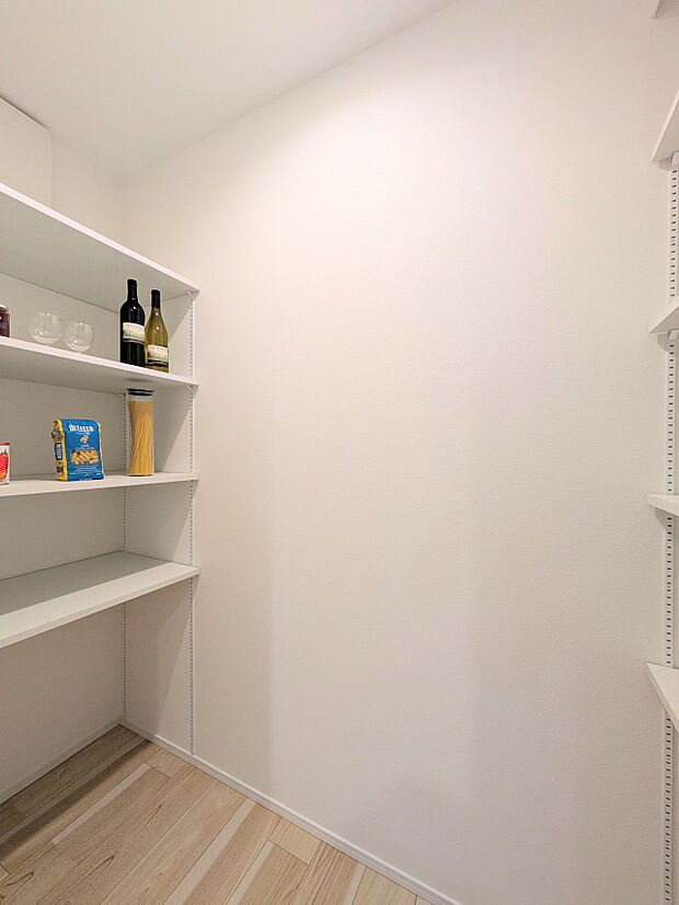 【パントリー(食料庫)】 常温保存できるパン、お米、調味料、缶詰など、日常的に使うものや未開封の食品の収納にぴったり。棚にものを並べて収納すれば、何が足りないのかひと目で確認できます。