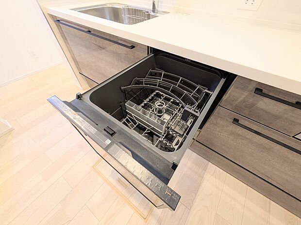 【ビルトイン食器洗乾燥機】食洗機は高温のお湯や高圧水流で汚れを効果的に落とし殺菌効果も期待できます。