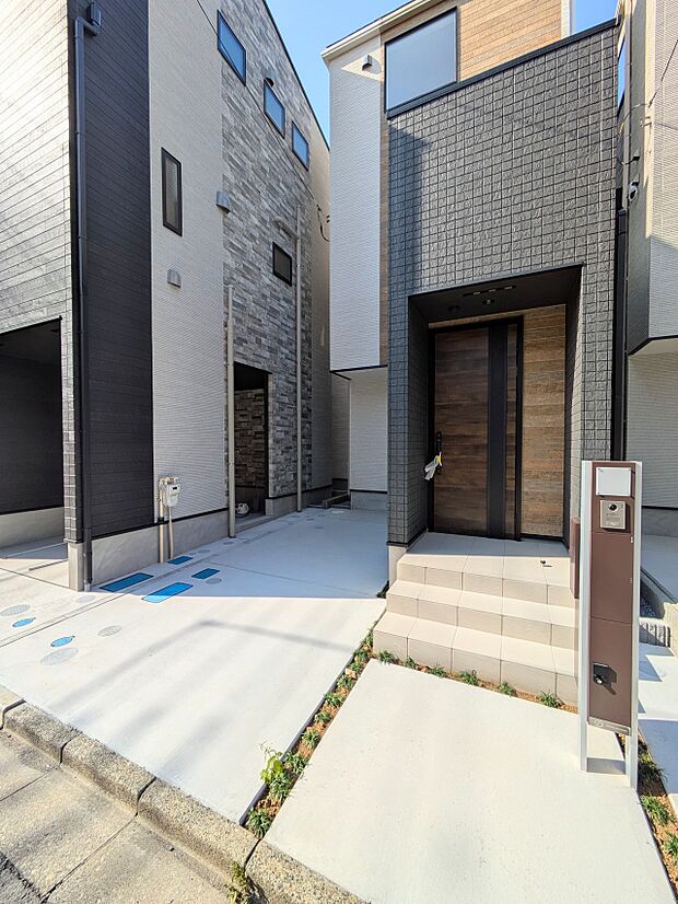 【前面道路】車の通行が少ないので、静かな住環境を維持することができます。