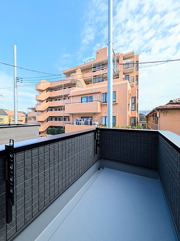 【バルコニー】 朝の澄んだ空気や、夕方に吹く清々しい風を五感で感じられるバルコニー。屋外にあって、住まいの中でも本当の自然を感じられるスペースです。