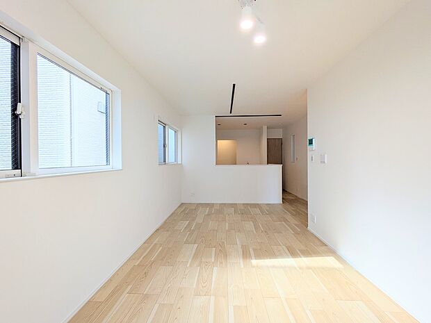 【リビングダイニング】シンプルなデザインの家は風情がある。住む人のこだわりを感じる。外観も内装もいたってシンプル。居心地がよく、家事や趣味、子育てなどにも集中できる。家も人間も熟成するほどシ…