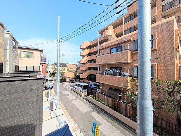 その街並みは、さまざまな家の姿が、歩く人々を楽しませている。そう街並みは街の美しい風景なのだ。その風景が目をやさしく和ませてくれている。