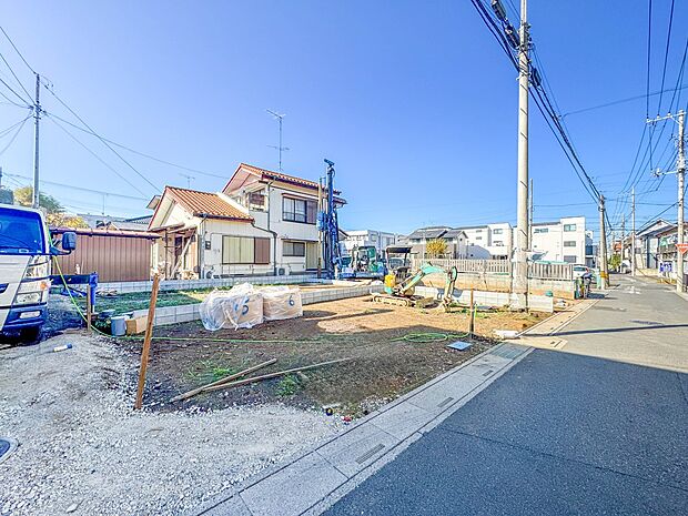 【前面道路4M】家の前をまっすぐの通りが走っている。クルマは少なく、人々は毎朝、ウォーキング、ジョギング、犬の散歩など、フリーな朝時間を過ごしている。