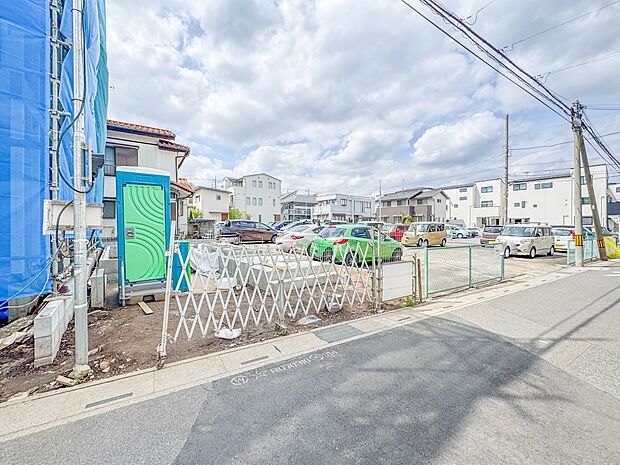 【前面道路4M】車の通行が少ないので、静かな住環境を維持することができます。