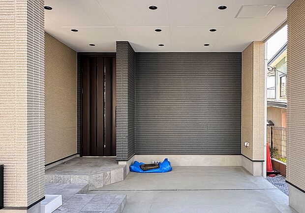 【玄関】家の顔となる玄関は、高いデザイン性が求められます。高級感と断熱性、防犯性に優れた玄関ドアを標準装備。ピッキング対策のセキュリティサムターン等、防犯に考慮しました。