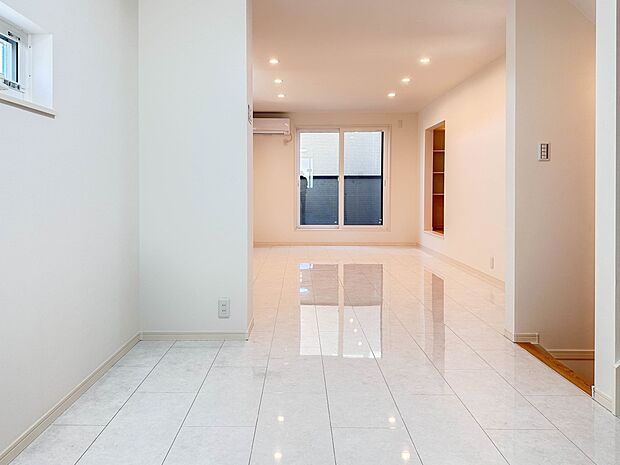 【リビング】 整然とした空間演出、快適な理想の暮らしの実現は家のみの拘りではなく、そこで暮らす方々にとって素敵な環境であることも挙げられると思います。四季折々の変化が奏でる鼓動を楽しんで下…