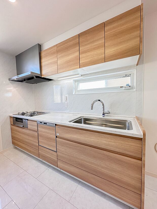 【キッチン】ナチュラルな自然光の中での調理。会話が弾む対面型キッチン。お洒落な食器類を余裕で収納できるスペース。動きやすい女性目線のキッチン動線。これからはお料理をつくる時間が劇的に変わりま…