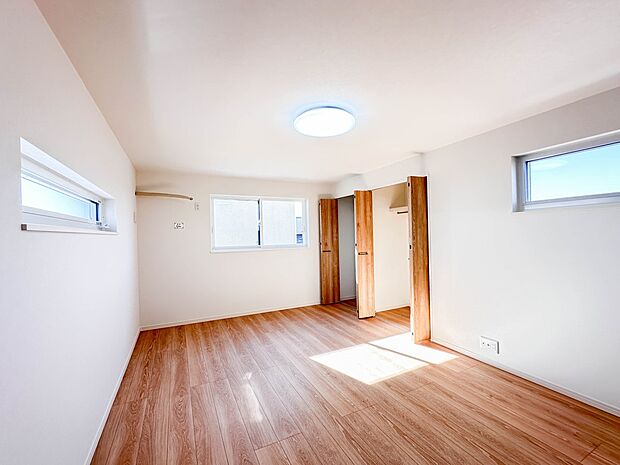 【寝室】シンプルな内装はおしゃれのポイントです。シンプルは華美より飽きがこないからです。色や模様でおしゃれ感をだす。それがシンプルイズビューティーです。