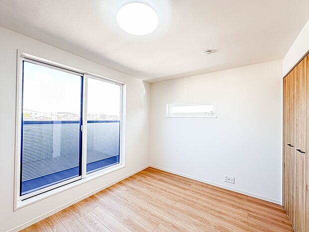 昨今のトレンドになりつつあるのが、広過ぎず、快適すぎない子ども部屋。勉強と寝るだけの部屋にすることで閉じこもりがなくなり、リビングで過ごす時間が増えると言われています。