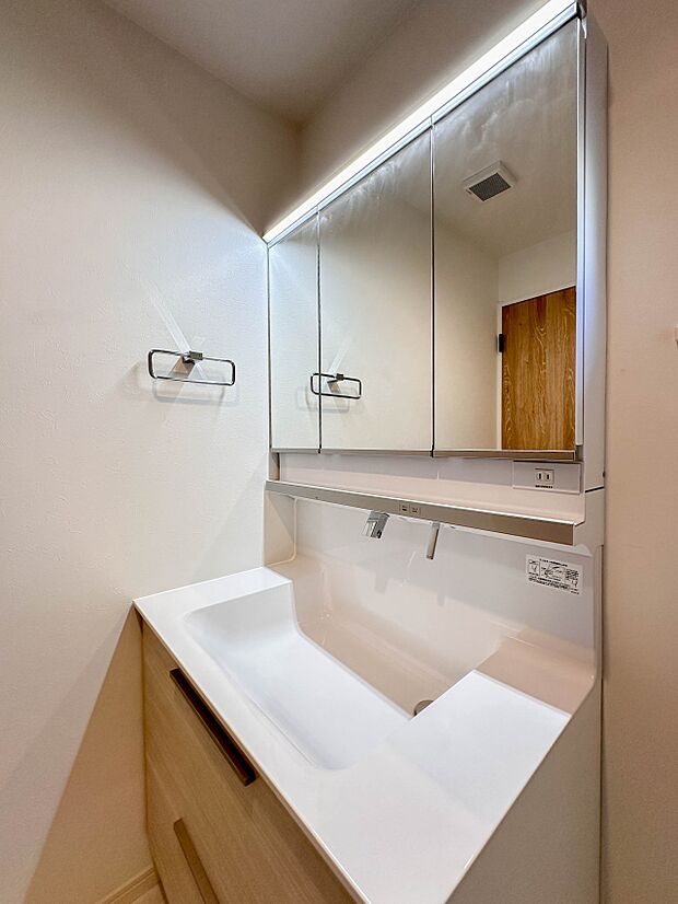 【洗面台】 十分な大きさの洗面台は、身だしなみチェックや歯磨きなど、朝の慌ただしい時間でもホテルライクなスペースで余裕とゆとりを感じて頂けます。