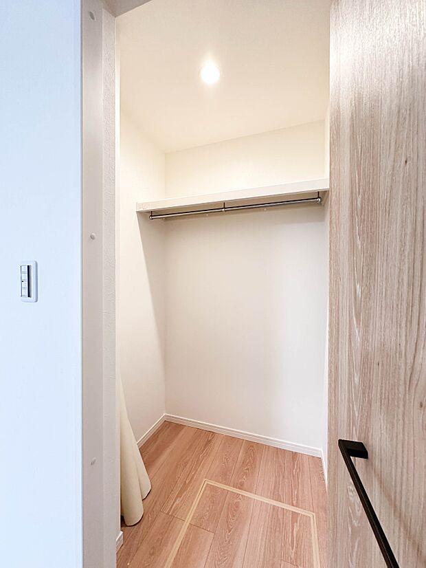 【WIC(ウォークインクローゼット)】 たくさんの洋服をかけてもシワになりにくいウォークインクローゼット。洋服以外にも、普段使わない家電やスーツケース、ストック品など何でも片付く嬉しい空間…