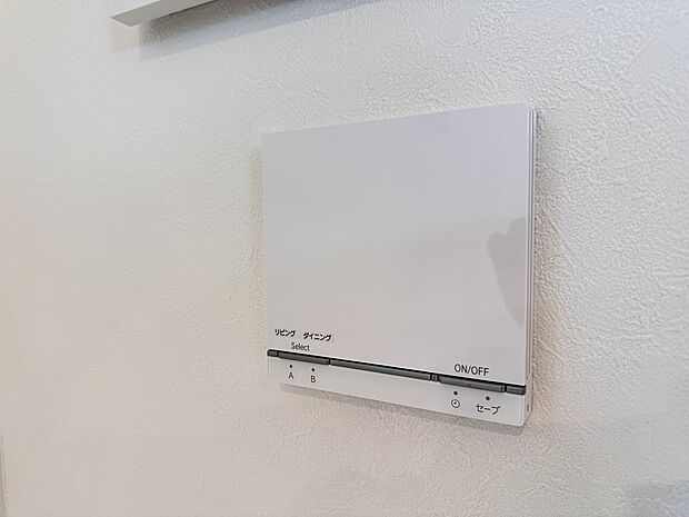 <床暖房>床下に発熱体を敷詰めることで、足元から部屋全体までぽかぽか暖まります。エアコンやファンヒーターより乾燥しにくく、ほこりが舞い上がらないメリットも。喉にやさしく、快適な冬を過ごせます…