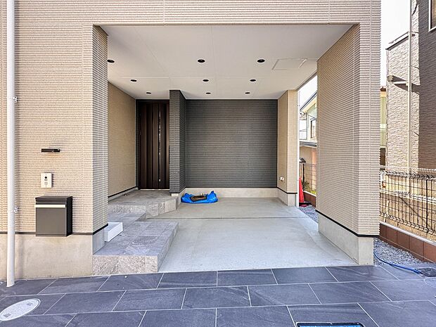 ビルトインガレージなら「野ざらし、雨ざらし、吹きさらし」になりません。汚れやいたみは減り、車の掃除もラクになります。