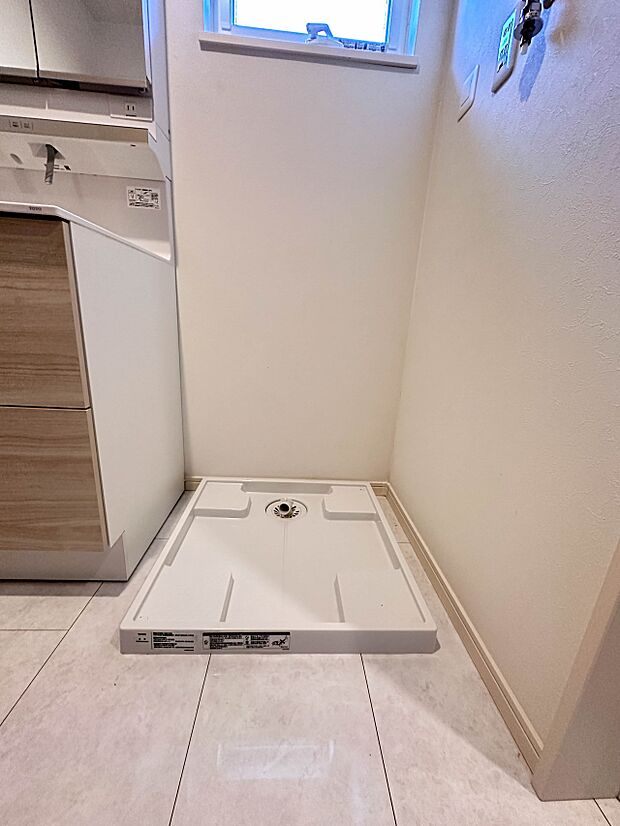 【ランドリースペース】毎日使う洗濯機。しっかりと奥行きのある置き場が確保されています。