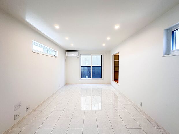 シンプルなデザインの家は風情がある。住む人のこだわりを感じる。外観も内装もいたってシンプル。居心地がよく、家事や趣味、子育てなどにも集中できる。家も人間も熟成するほどシンプルになっていくよう…