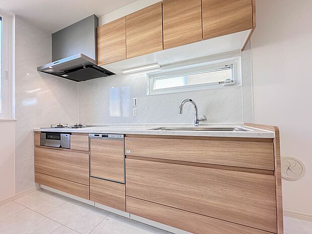 【ダイニングキッチン】会話でホッとコミュニケーションできるリビング。料理でホッとハピネスになるキッチンなど。人をホッとさせる最新設備・仕様を採用しています。