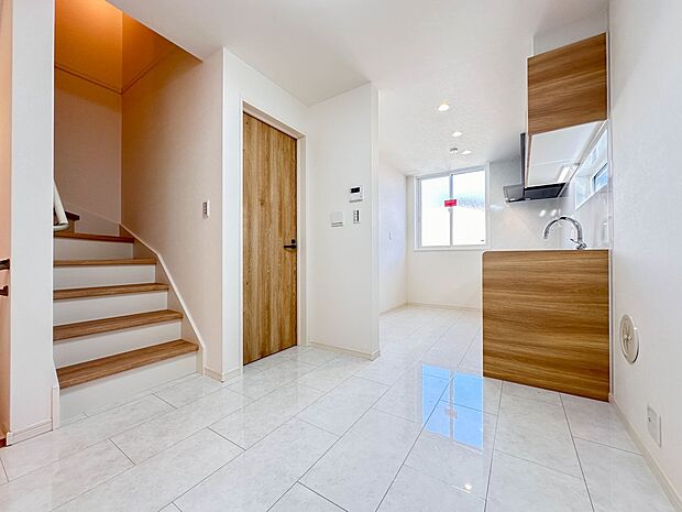 【ダイニング】忙しい朝でも家族揃って食事をしたいゆとりあるダイニングスペース。