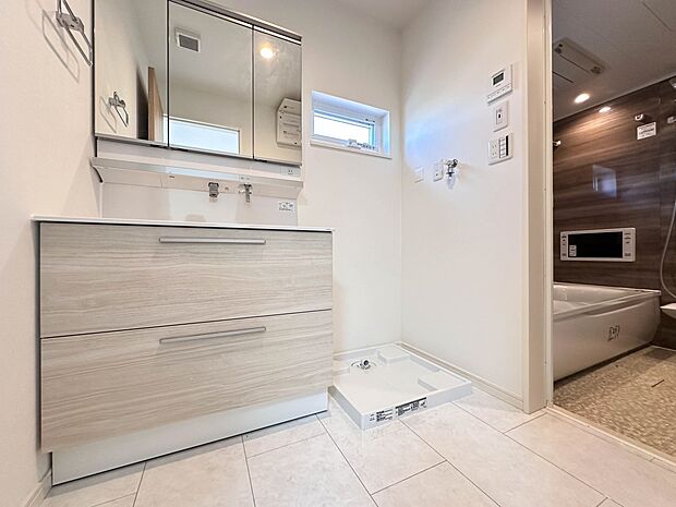 【脱衣所】洗面所は小さなプライベートスペース。歯磨き、洗顔と毎日施す個人空間。