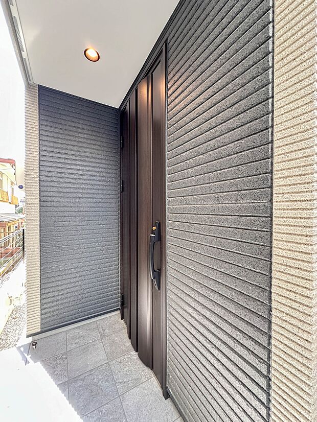 【玄関】家の顔となる玄関は、高いデザイン性が求められます。高級感と断熱性、防犯性に優れた玄関ドアを標準装備。ピッキング対策のセキュリティサムターン等、防犯に考慮しました。