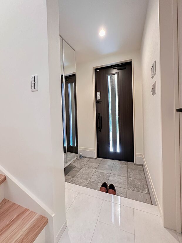 【シューズボックス（下駄箱）】  大型のシューズボックスには靴やブーツ、サンダルはもちろん、ハンカチや手袋、バック類などのお出かけ用品、印鑑や朱肉なども収納可能です。