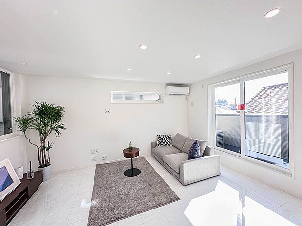 【リビング】  整然とした空間演出、快適な理想の暮らしの実現は家のみの拘りではなく、そこで暮らす方々にとって素敵な環境であることも挙げられると思います。四季折々の変化が奏でる鼓動を楽しんで下…