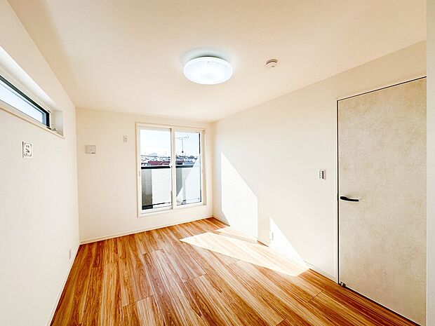 【子供部屋】お子様のお部屋にぴったりなクロークを備えたフローリング仕様の洋室です。