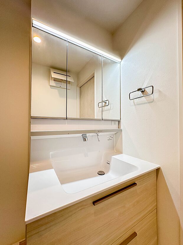 【洗面台】 十分な大きさの洗面台は、身だしなみチェックや歯磨きなど、朝の慌ただしい時間でもホテルライクなスペースで余裕とゆとりを感じて頂けます。