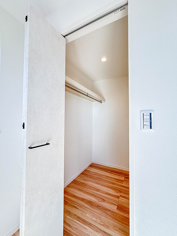 【WIC（ウォークインクローゼット）】  たくさんの洋服をかけてもシワになりにくいウォークインクローゼット。洋服以外にも、普段使わない家電やスーツケース、ストック品など何でも片付く嬉しい空間…