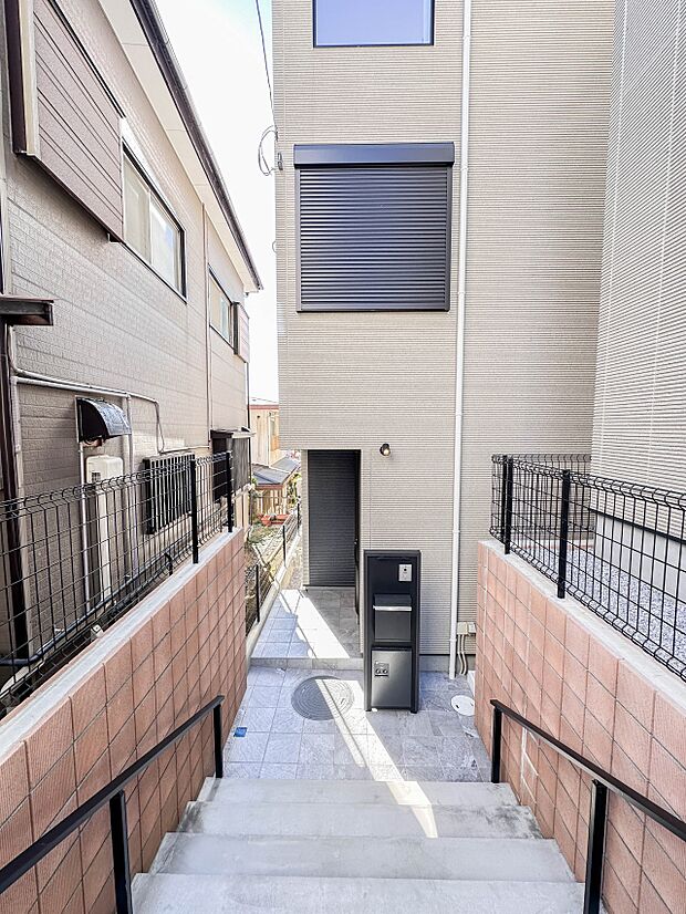 家の前をまっすぐの通りが走っている。クルマは少なく、人々は毎朝、ウォーキング、ジョギング、犬の散歩など、フリーな朝時間を過ごしている。